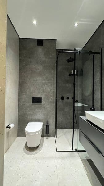 Отличное расположение дома - всё рядом - много магазинов, Це — фото 5