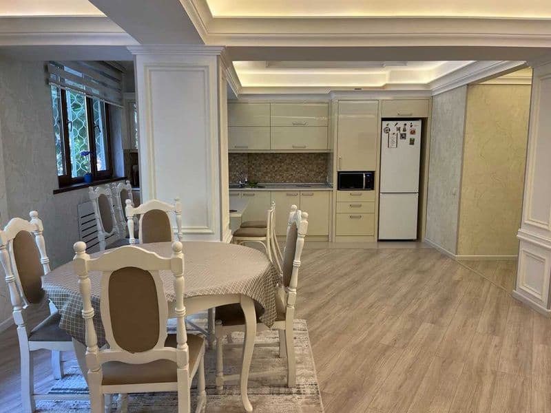 В центре (район ЦУМа) сдается большая 2 комнатная квартира.В