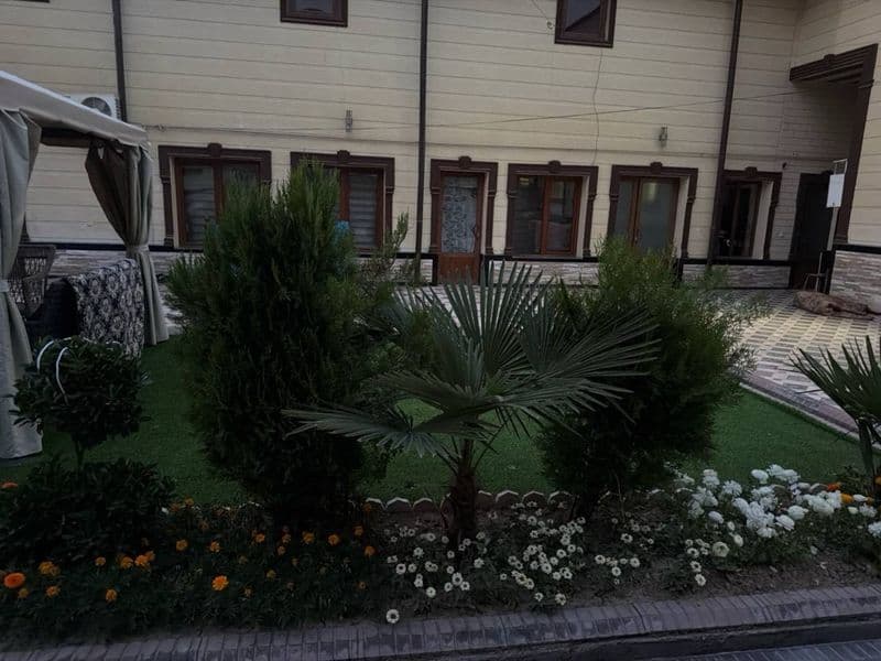 Buyuk ipak yoli metroga 5 minutli hovli 2 xonasi kvartiraga 