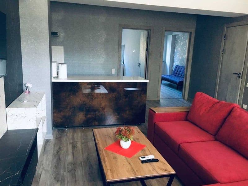 Сдам свою 2х- переделанную в 3х-комнатную квартиру в центре 