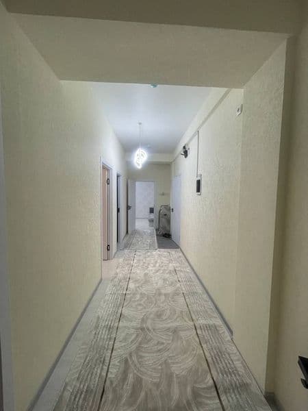 "Maksim Gorkiy" (B.I.Y) metrosining chiqishida.<br />
Uy hol