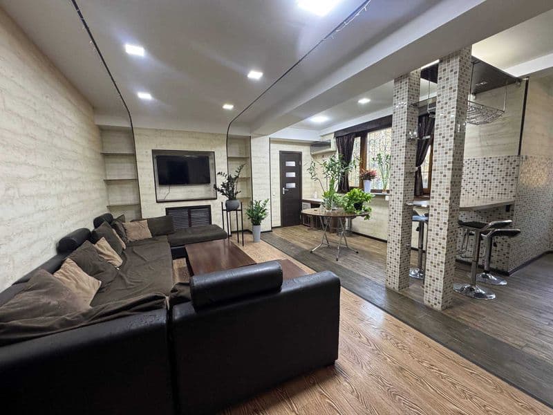 Сдается 4 комнатная квартира 100 кв.м.<br />
3 спальные комн