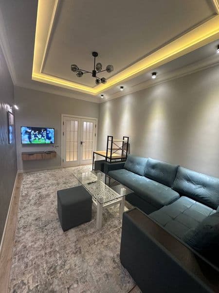 Отличное расположение дома - всё рядом - много магазинов, Це