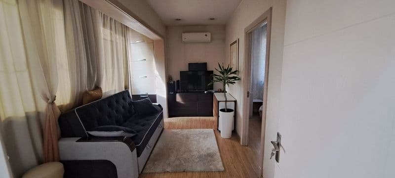 Срочно сдаю 1-комнатная переделанная 2-х комнатную квартиру.