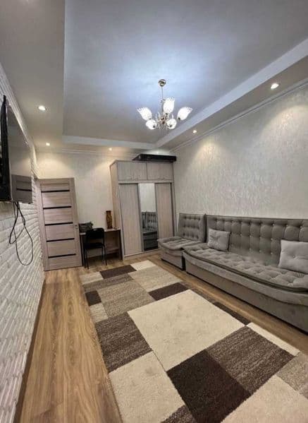 Теплая уютная 1 комнатная квартира с хорошим ремонтом и обст