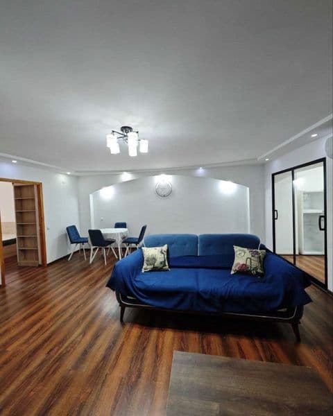 Сдаётся 2х комнатная квартира на Максим Горький. <br />
Мирз