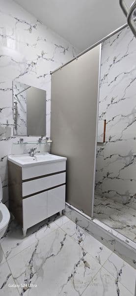 Новостройка, недавно сделали евроремонт, меблировано, есть в — фото 3