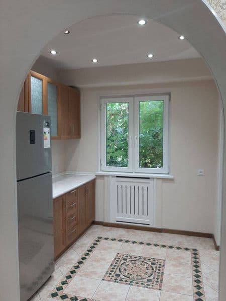 Отличное расположение дома - всё рядом - много магазинов, Це — фото 3