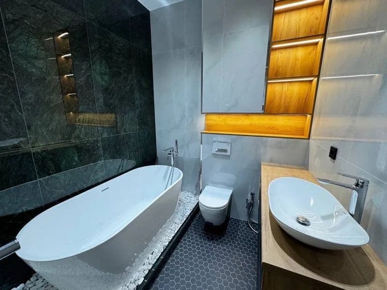 Район: Мирабадский<br />
Адрес: Маетро Ойбек<br />
<br />
• 