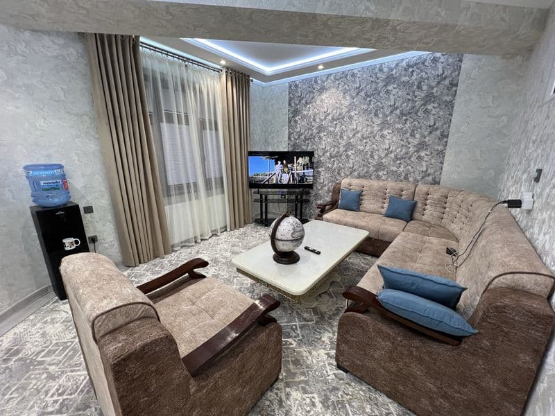 Ижарага 2 хонали, 1 чи каватда жойлашган квартира берилади.<