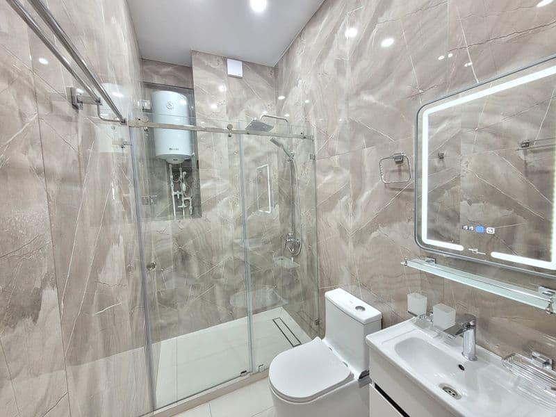 Сдаю квартиру после авторского ремонта мебель техника новая 