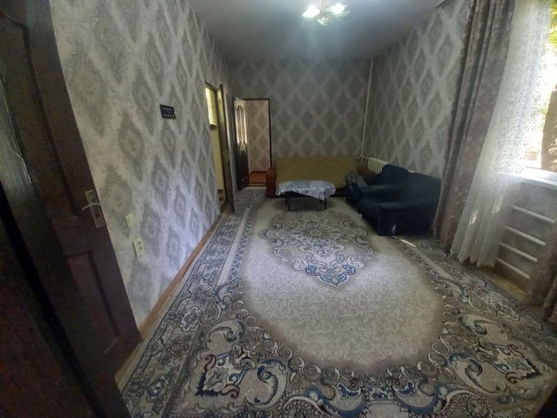 Максим горький<br />
2 комнат<br />
2 этаж<br />
4 этажного 