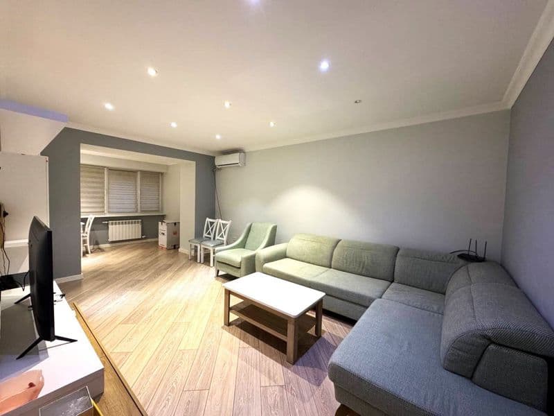 Отличное расположение дома - всё рядом - много магазинов, Це — фото 2