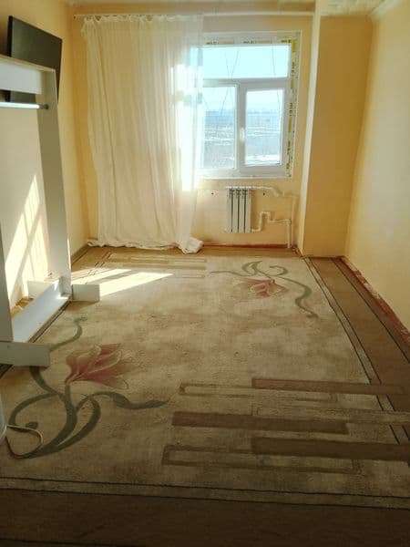 В квартире есть 2 детских кровать, большой шкаф, холодильник