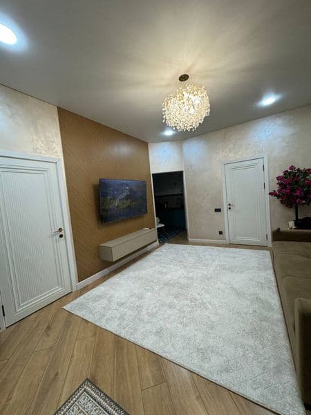 Своя 2 комнатная, новая , 3 этаж. 9 этажка  800$<br />
Со вс