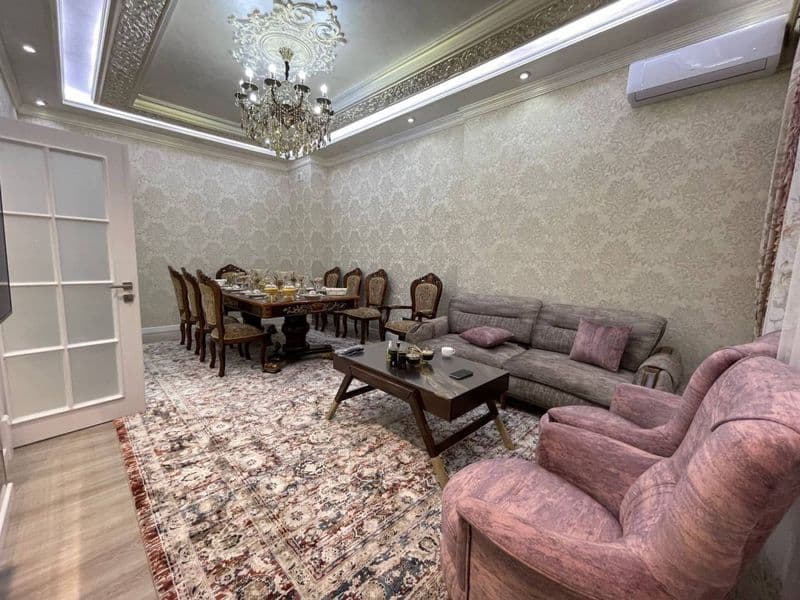 Отличное расположение дома - всё рядом - много магазинов, Це