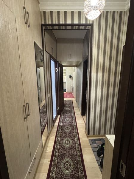 Двухкомнатная с кондиционером, стиральной машиной и мебелью.