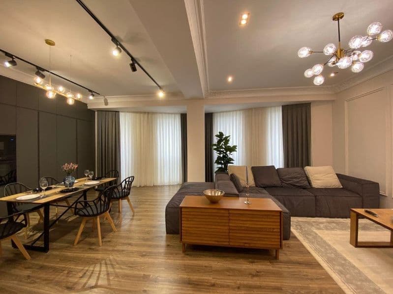 Сдаётся 3х комнатная квартира с ремонтом и обстановкой <br /