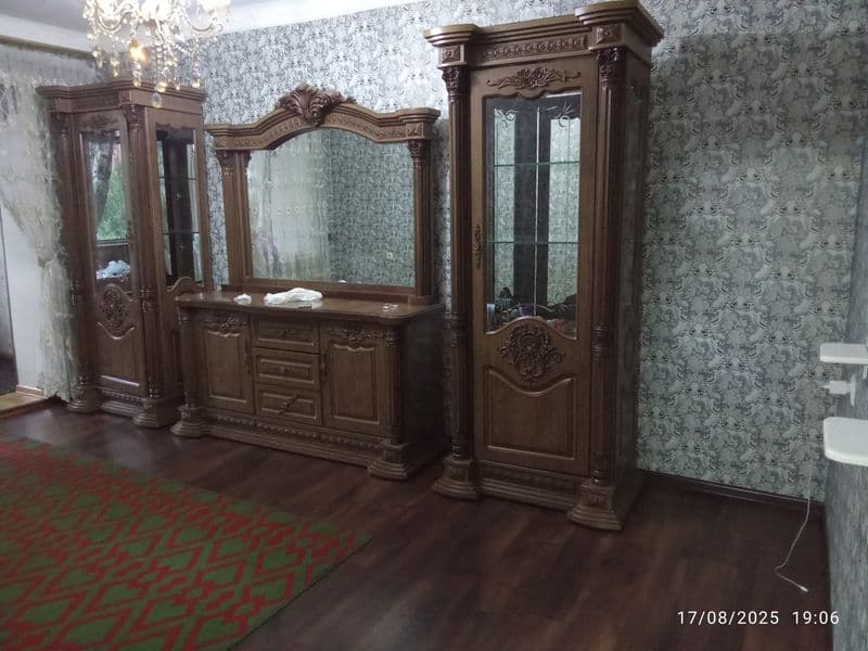 qoyliq bozorini yonida 3 xonali uyning 2 xonasi ijaraga beri