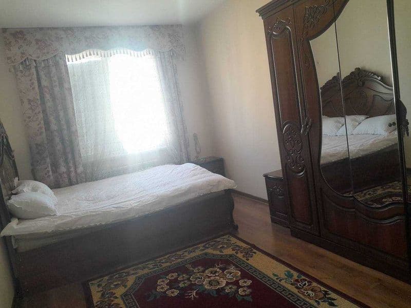 2 та бола олинади. Умумий 3 киши турилади. У хонали квартира