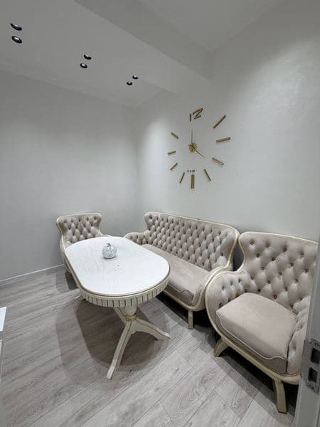 Отличное расположение дома - всё рядом - много магазинов, Це