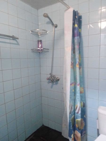 5-10 минут до станции метро, дом у дороги, рядом дет.сад и ш