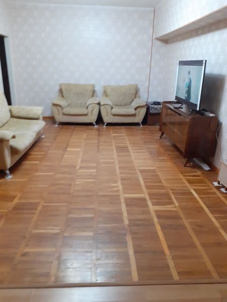 В квартире есть 2 телевизора, холодильник, микроволновка, ст