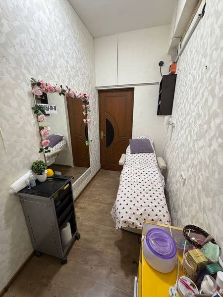 Салон с клиентами, работает уже 5 лет.  Работает 3 мастера <