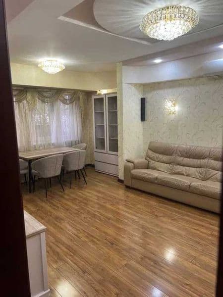 Сдается большая квартира, из 4-х комнатной, переделанная в п