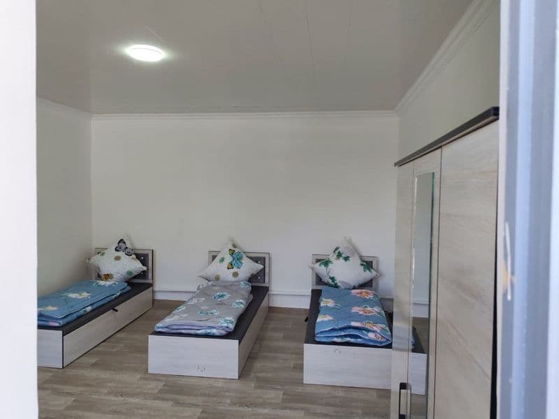 Юнусабад Ботанический сад тугрисида ховлида, шароитлари бор 