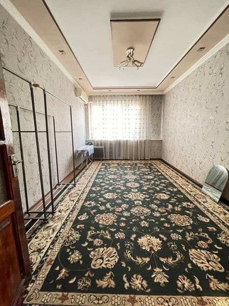 - Bezmakler <br />
- 3 xonali kv. 1xonasiga yana 1 ta  qiz  