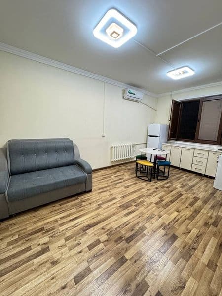 Чиланзар-2 квартал<br />
1/1/4, панель.<br />
Цена 400+комму