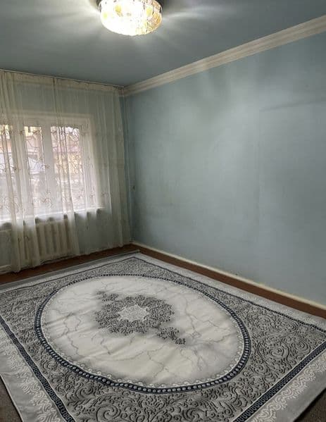 Beruni metro gostandard orqasidagi dom  3 xona 1 etaj 400 oi