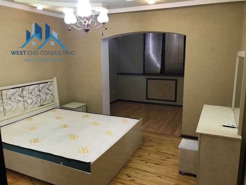 Дом Банковский в центре города, улица Мирабад, напротив Mira