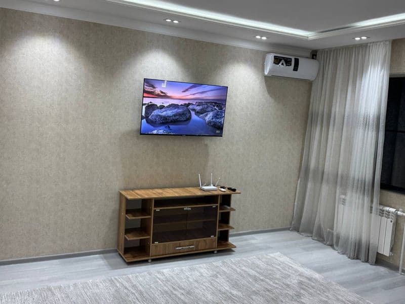 У метро Чиланзар, 7-й этаж 9 этажки, рядом «Чиланзар» базар,