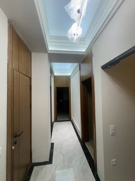 Yandi novastroyka 3honalik odam yashamagan seul suv boyidagi