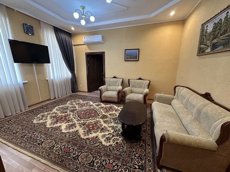 Улица Бобура, в аренду 2 комнатная квартира. Центр города, Я