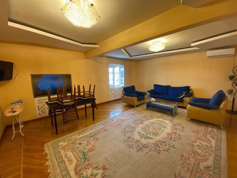 Medgaradok bozorchani orqasida 4 xona 2 etaj xamma sharoiti 