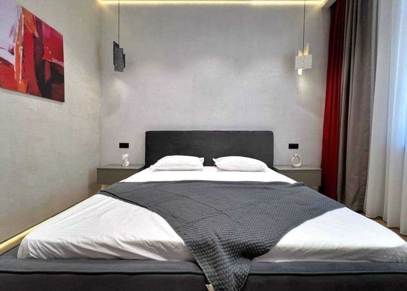 3 комнатную квартиру на 8 этаже,<br />
В квартире есть все н