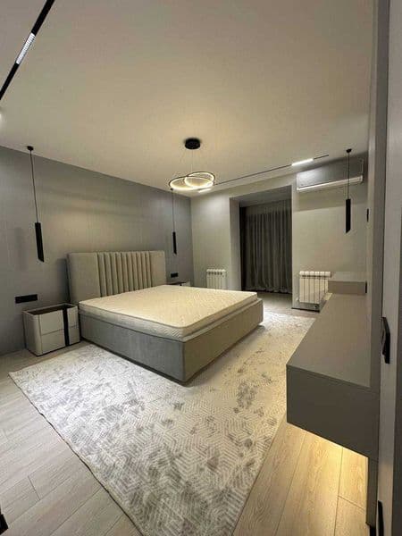 3 комнатную квартиру на 4 этаже,<br />
В квартире есть все н