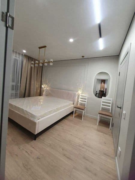 2 комнатную квартиру на 11 этаже,<br />
В квартире есть все 