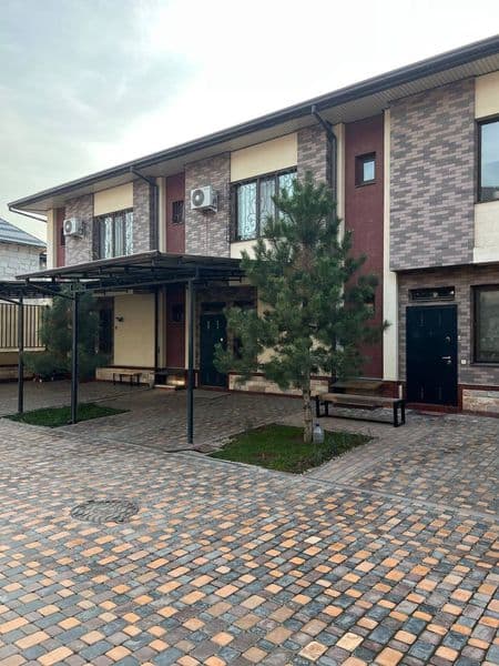 3 спальни ,два санузла,ход,кухня,подвал с ремонтом, укомплек