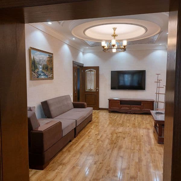 Аренда  Мирабадский р-н <br />
Гостиница России   4/2/4 кирп