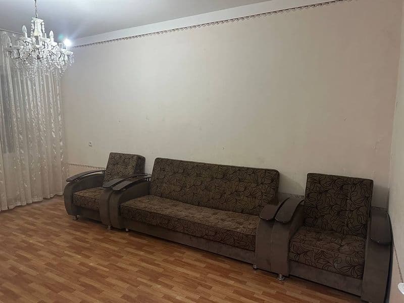 В аренду квартира 3 комнатная на долгий срок на втором этаже