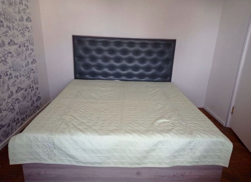 Квартира перепланирована в трех комнатную: две спальни, гост