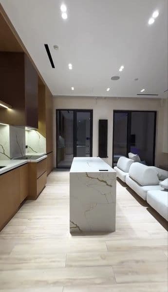 Район: Яшнабадский<br />
Ориентир: Ц-1<br />
<br />
Комнат: 