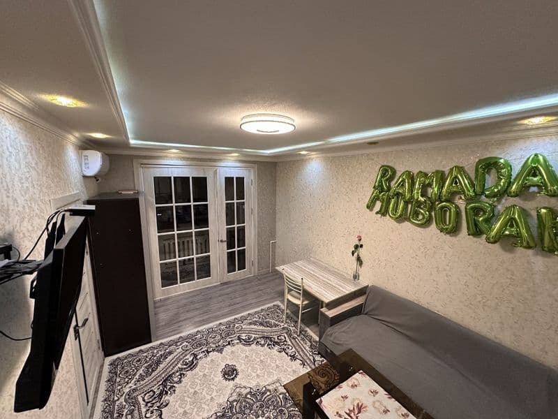 Bodomzor metro yonida Tatu universiteti orqasida. 2ta qiz ke