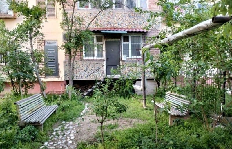 Сдаю квартиру 1 комнатную переделаную в 2х. На первом этаже!