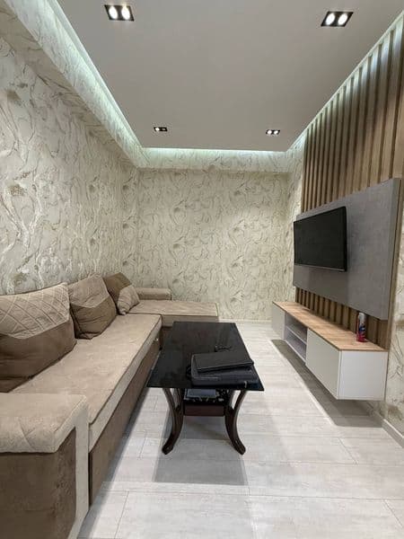 Срочно сдаю 1-комнатная переделанная 2-х комнатную квартиру.