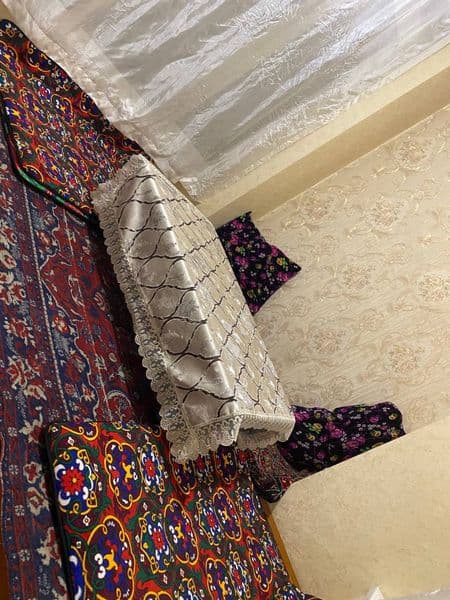 Uy arendaga beriladi qorasaroydigi raddomni orqasida 3 xonal